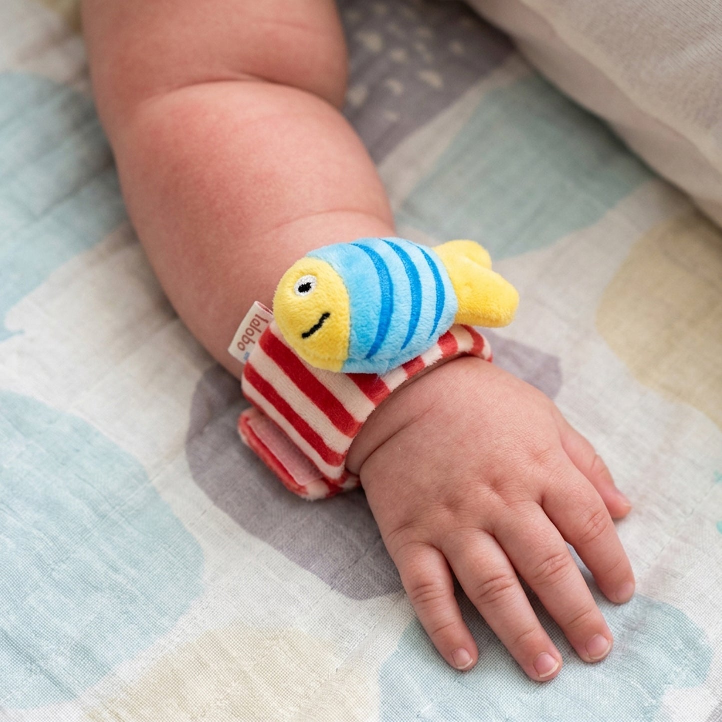 LELEBE FISH RATTLE WRIST TOY